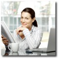 Büroreinigung - Unterhaltsreinigung - Lächelnde Frau im Büro