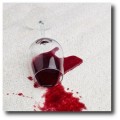 Teppichreinigung - Polsterreinigung - Teppichshampoonierung - Teppichimprägnierung - Verschüttetes Rotweinglas auf hellem Teppich
