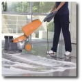 Gebäudereinigung: Teppichreinigung - Büroreinigung - Treppenhausreinigung - Fensterreinig -Gebäudereiniger reinigt mit einer Einscheibenmaschine einen Bodenbelag.
