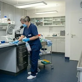 Reinigungsfachkraft des Gebäudeservice Bremen bei der Desinfektion im Rahmen der Praxisreinigung.