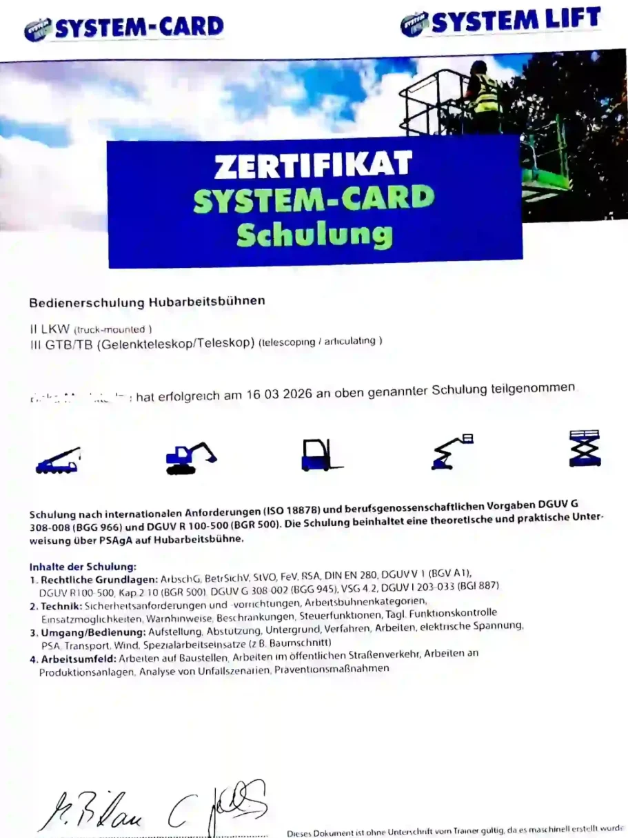 Glasfassadenreinigung mit wasserführenden Teleskopstangen in großer Höhe durch den Gebäudeservice Bremen.